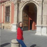 Profesora de inglés imparte clase a todas las edades